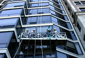 高楼建筑的防坠落设计能为建筑吊篮施工人员带来哪些好处?