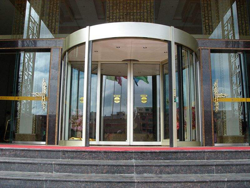 山区建筑小型吊篮的优势与不足